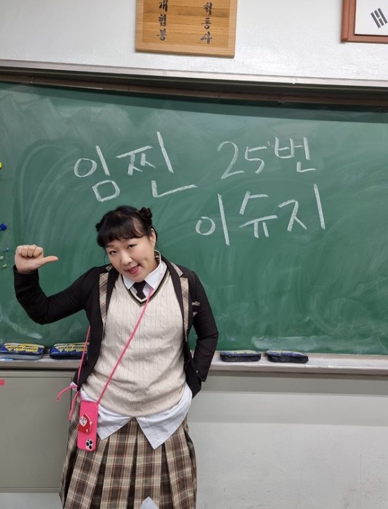 與此同時,李秀智的Instagram粉絲對這張照片發表了許多評論,包括「這到底是什麼……、「你們是雙胞胎嗎?」、「哇,你們真的很像。」、「兄弟姐妹」和「相似率:100%。」