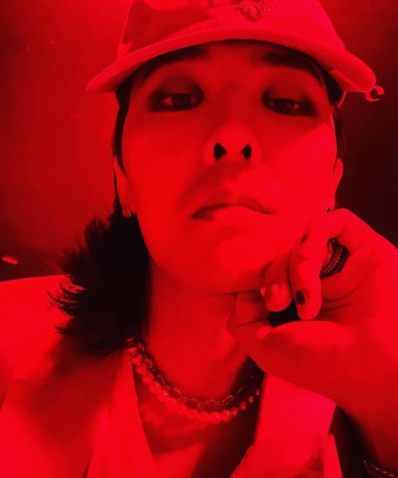 照片中的主人公是日本喜劇演員齋藤智香。 他作爲「PE-DRAGON」翻唱了G-Dragon。G-Dragon共享的連結是齋藤智香的《春夏秋冬》(Still Life)MV翻唱影片。