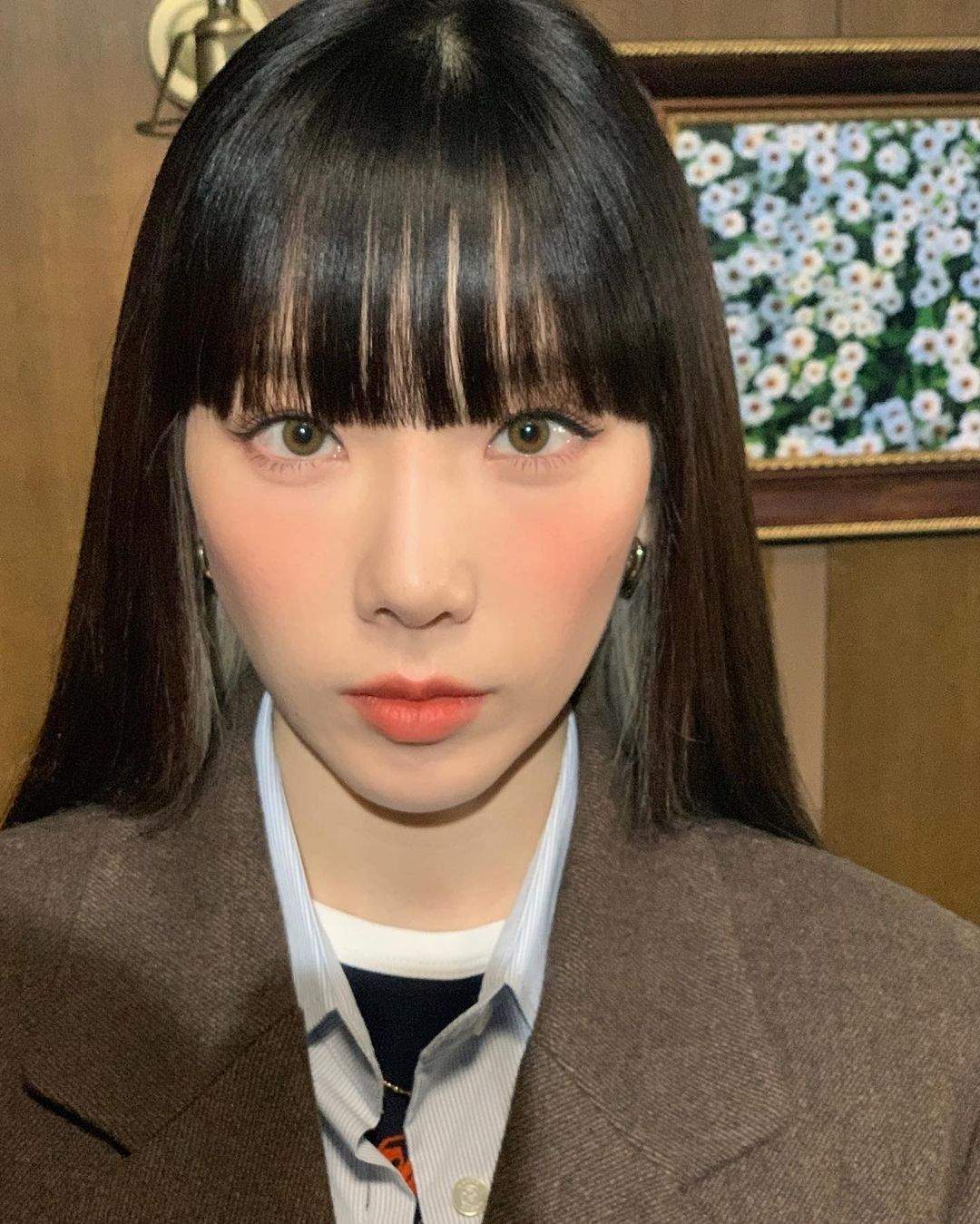 專輯主打歌〈INVU〉公開後隨即登上Melon、Bugs、Genie、Flo等韓國各大串流平台實時榜冠軍位置,並達成「實時All Kill(RAK)」優異成績。