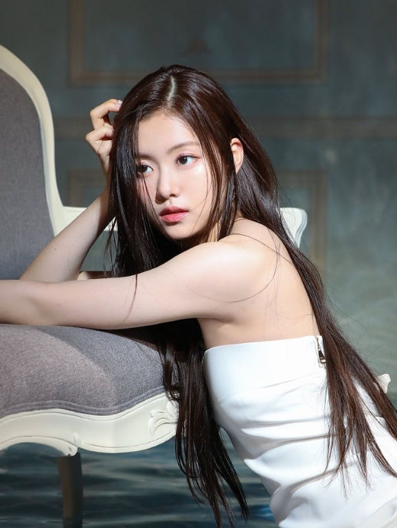 上月5日,Source Music公開LESSERAFIM的第二位成員Garam的簡歷後,SNS上的網友提出了對Garam的過去揭露和學暴疑惑。