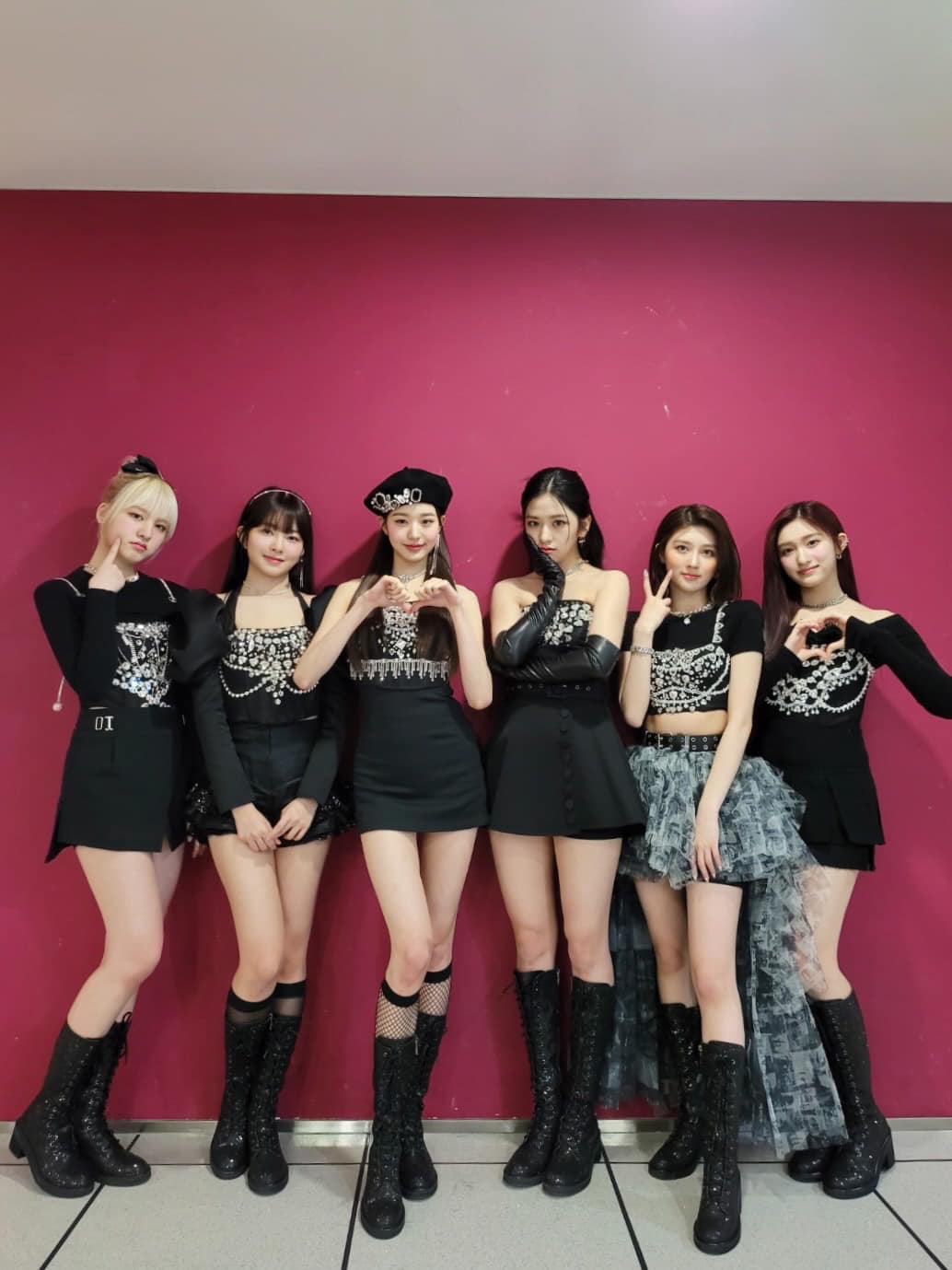 IVE成員包括Gaeul、Yujin、Rei、Wonyoung、Liz和Leeseo,並由Yujin擔任隊長,於2021年12月1日以單曲《ELEVEN》出道。