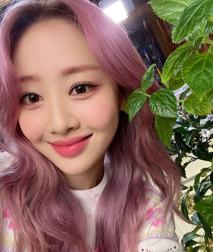 當天,Brave Girls恩智和本月少女Yves、Olivia Hye、姬振組成的小分隊Queenna隊開始了練習。 Monika說:「希望能好好展現古典的感覺,成爲展現有實力的過程。」