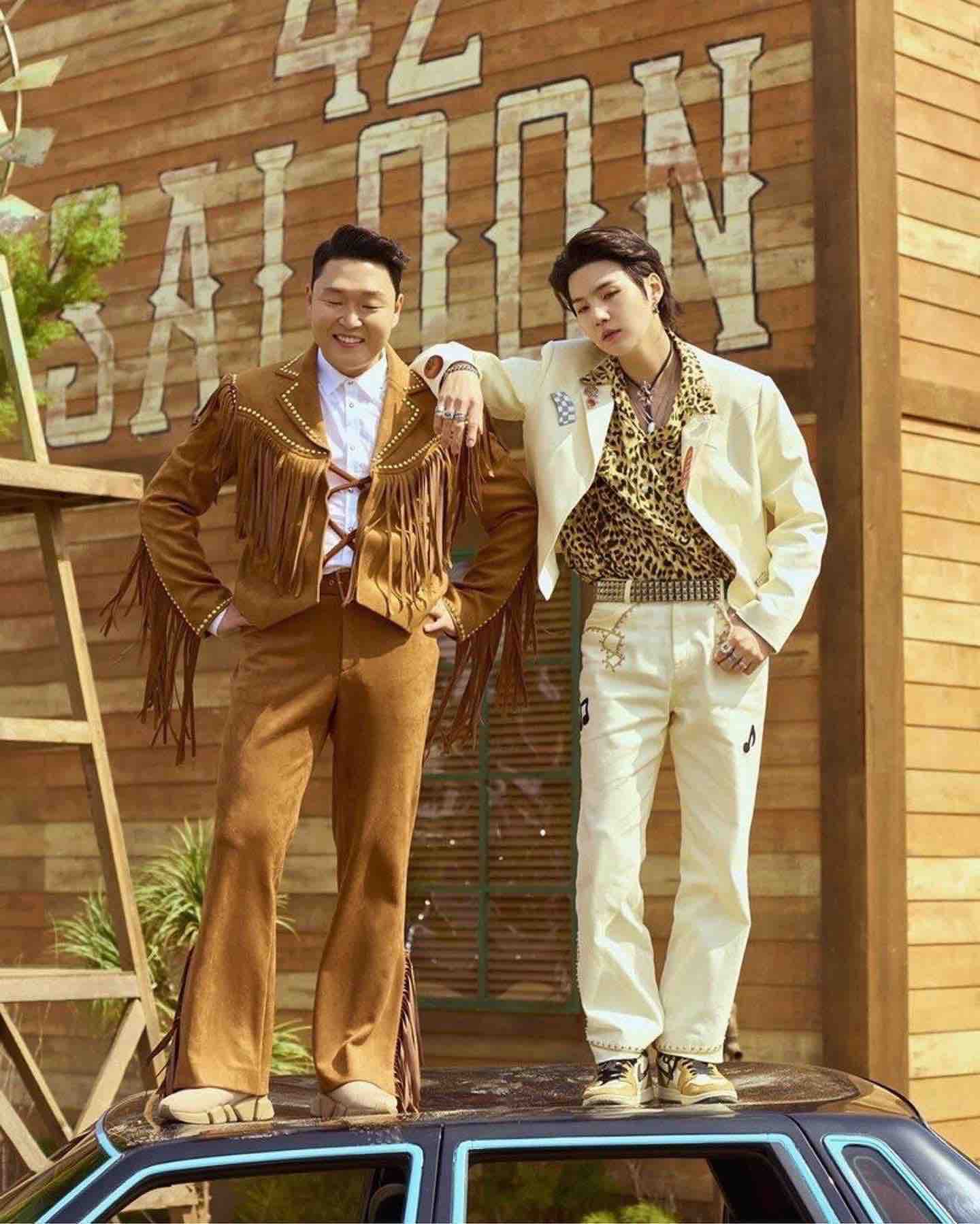 PSY的新專輯《PSY 9th》中參與的歌手有成始境、BTS SUGA、Heize、Jessi、華莎、Crush、Tablo等歌手。