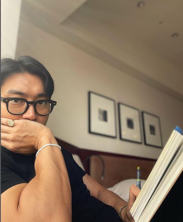 金鐘國問崔始源戀愛時有沒有缺點。 崔始源坦白說:「突然想起來的是我總是覺得我的想法一直都是對的。」 金鐘國驚愕地說:「真是糟糕透了。」