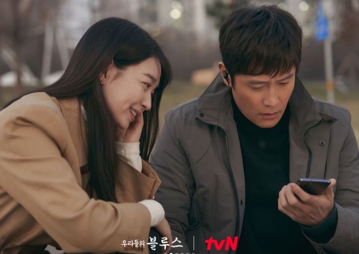 7日播出的《我們的藍調時光》第9集中描繪了東昔(李炳憲飾)和宣雅(申敏兒飾)過去學生時期的樣子。 小時候李東昔和宣雅在無處安放的現實中是依靠的關係。 跟隨父親轉學到濟州的宣雅爲了躲避在家裏打架的大人們,找到東昔得到了安慰。