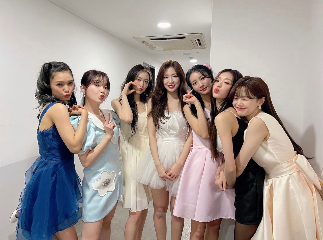 另外,經紀公司WM娛樂亦通過正式立場表示:「本公司已與OH MY GIRL成員效定、Mimi、YooA、勝熙、洧彬及 Arin 6人續約。」
