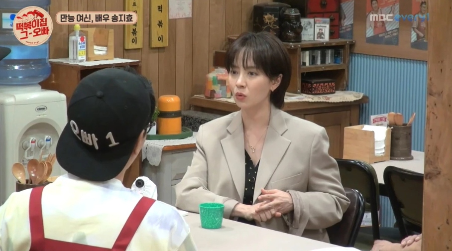 池錫辰問道:「沒有什麼傷心的事情嗎? 女演員們出演的話,爲了給大家帶來歡笑,要和宋智孝一組時故意表現出不高興的樣子,有時還當醜八怪。」