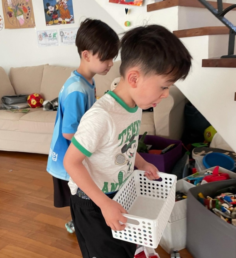 接著,他補充道:「我昨天和哥哥們進行的曲棍球比賽中,還打進一球,愉快地睡了一覺,一隻手掌在臉上墊了很長時間」,並說明了照片中手掌印的由來。