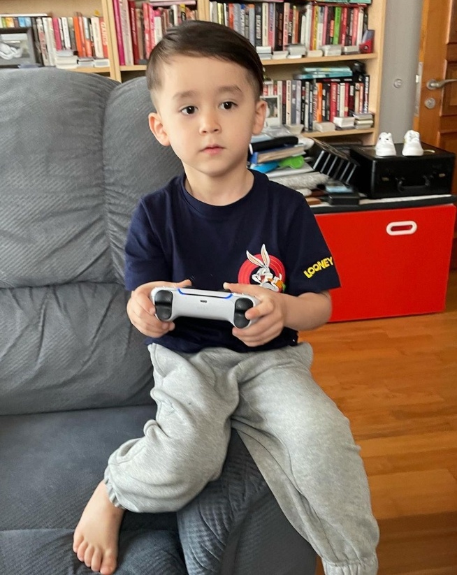 本特利於2017年出生,目前5歲,他與爸爸薩姆·雷明頓、哥哥威廉一起出演KBS2《超人回來了》後,深受世界各地觀眾的喜愛。