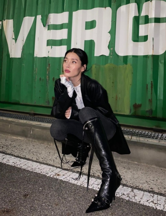 在Mnet公開的節目預告片中,更將Monika轉開視線的畫面和推測爲參加者的聲音:「她不是專業的,結果來說確實是'PING'」剪輯在一起。
