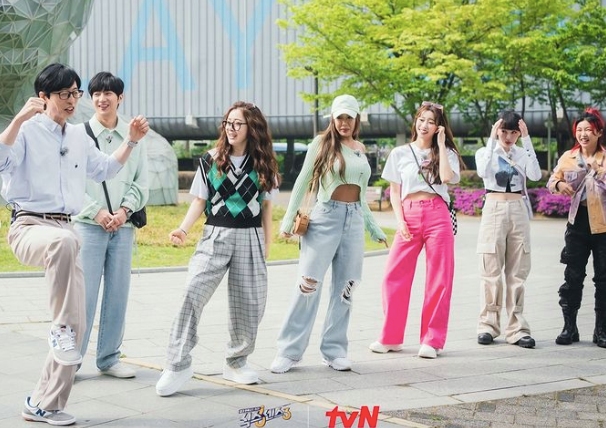 no:ze和Aiki作為嘉賓出現在13日播出的tvN《第六感3》中,有趣的是,這天主持人李相燁和Jessi兩人身穿薄荷色情侶裝吸引了人們的注意。