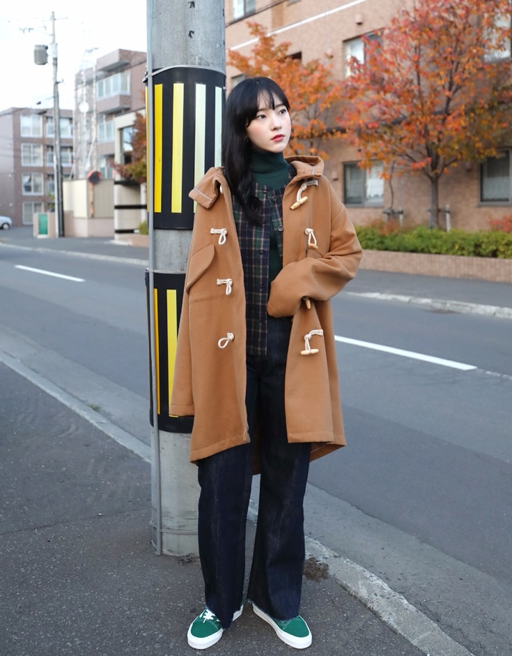 △少女系連帽牛角大衣
這款牛角大衣濃濃的復古感,韓妞也是愛不釋手,甚至還有個可愛的別名叫做年糕大衣!另外大家穿秋冬外套應該都會怕穿起來腫腫的,這款外套剪裁穿起來就很修飾身材喔~