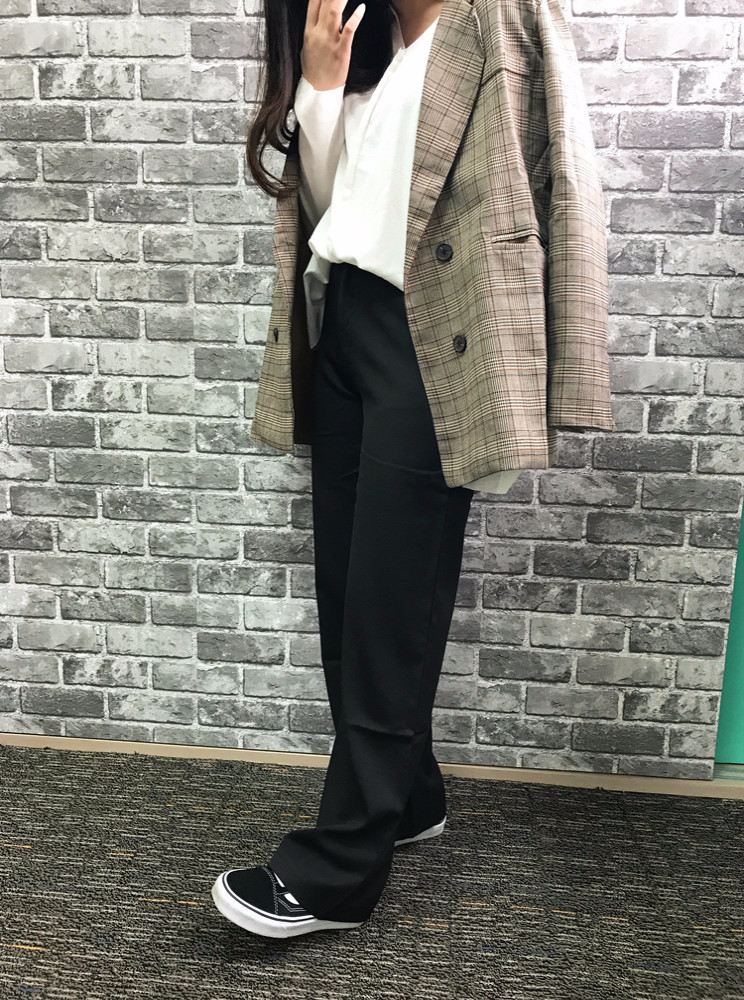 至於這件西裝外套我們小編可是幾乎都有買,一次包了三次,一個隊服的概念XDDD不過它的尺寸比較小,穿M號的S編和J編都很緊,歐膩穿S號則覺得非常適合XDD