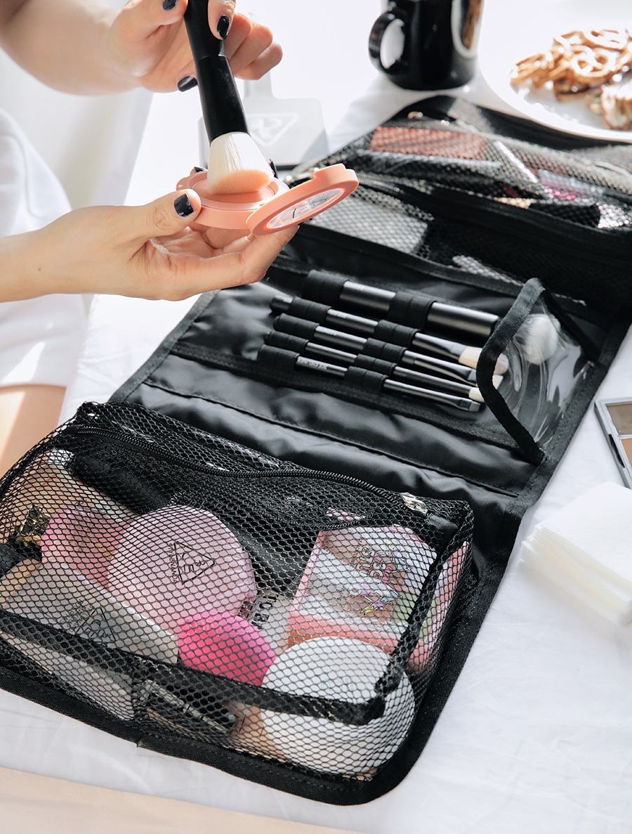 -WASH BAG:
最後,你需要的就是一個可以裝下所有東西的化妝包!這款化妝包絕對是位少女看過最齊全、最伸展(?)化妝包,根本可以塞進整個化妝台的程度了吧?
