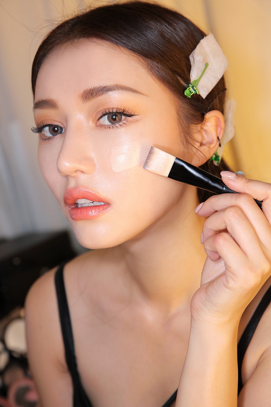 -GLOSSING WATERFUL FOUNDATION:
夏天了...大家都知道一款好的粉底有多重要,這款粉底號稱水潤、無瑕,質地非常輕盈,可以打造出天生好肌膚的感覺!