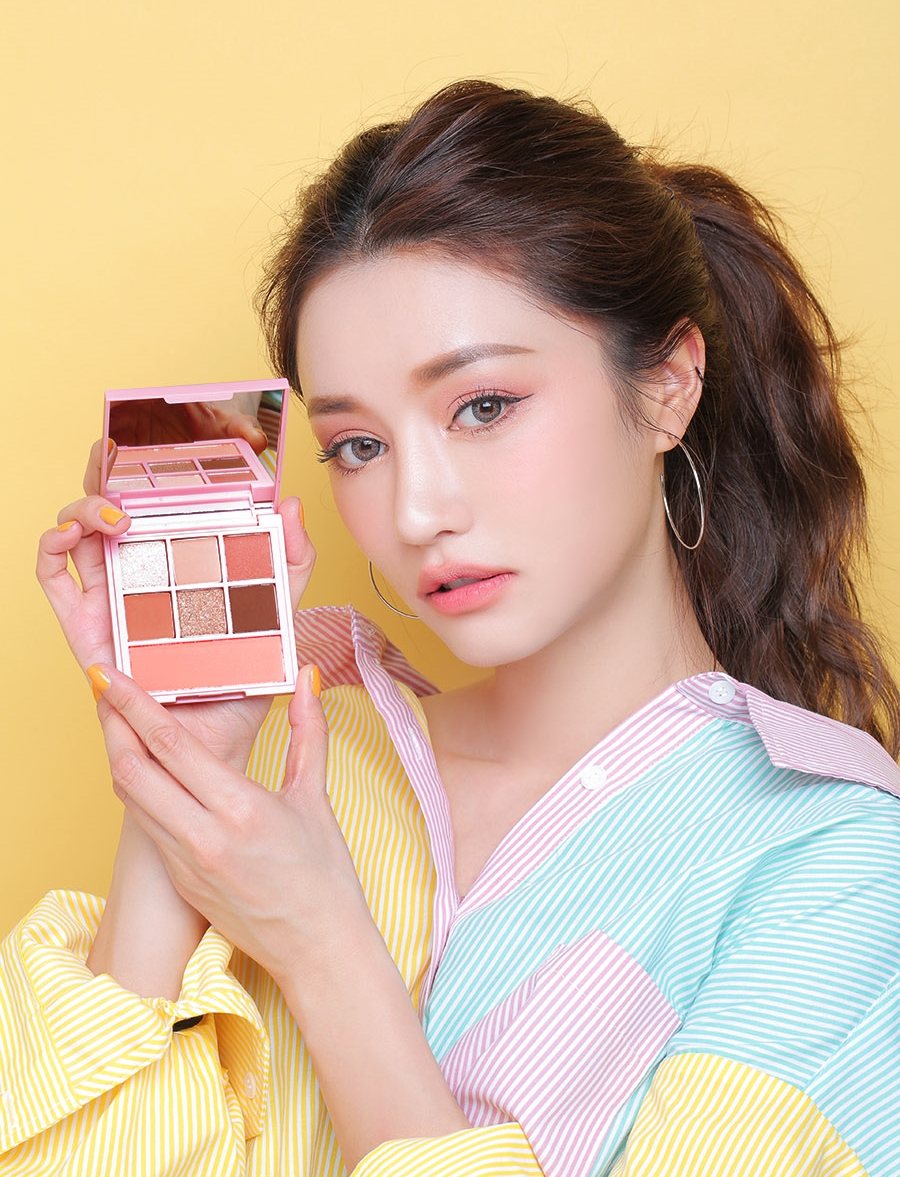 -3CE X MAISON KITSUNE MULTI COLOR PALETTE :
前陣子小狐狸聯名第二彈推出的眼頰彩盤,一盤當中直接包辦眼影、頰彩,顏色也都是配好的!