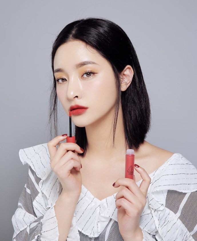 -SOFT LIP LACQUER:
第一個就是4月初剛推出的新品輕盈霧面唇彩,撇開霧面唇釉不是乾乾、就是黏黏的印象,這支唇彩絕對輕到你懷疑自己有沒有擦上!